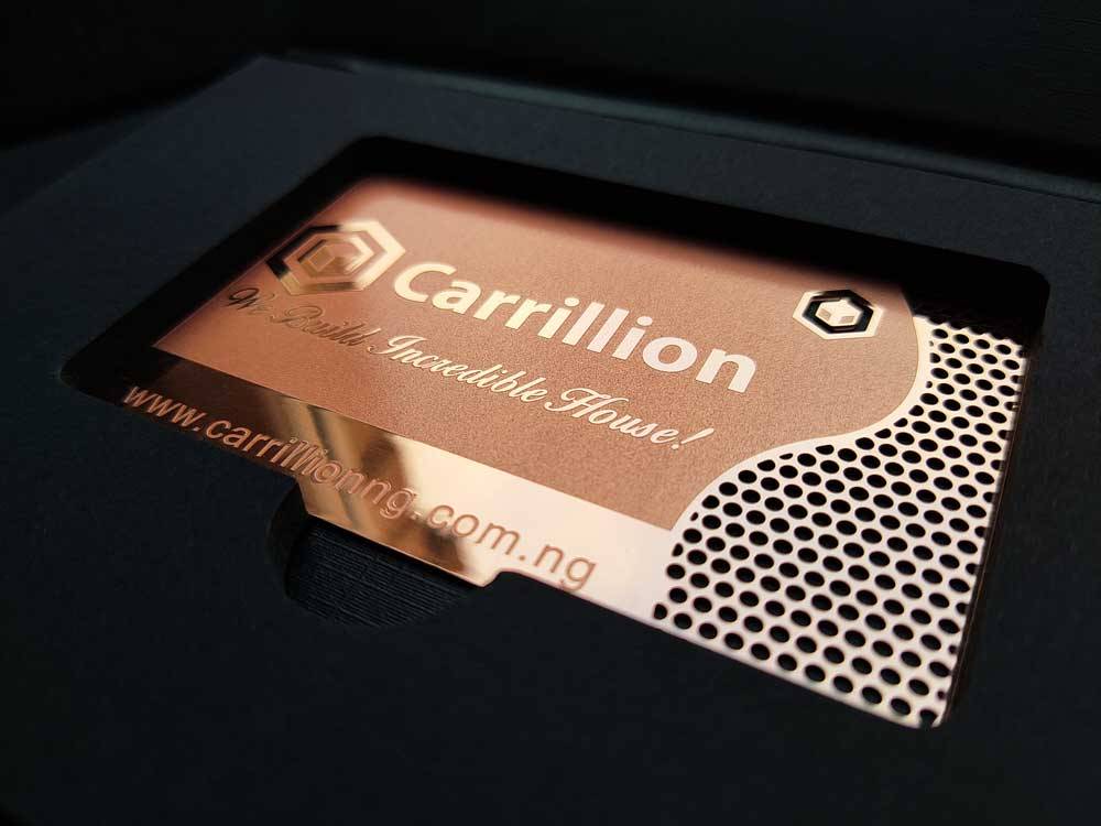 Carrillion rozā zelta metāla vizītkarte ar perforētu malu melnā iepakojumā