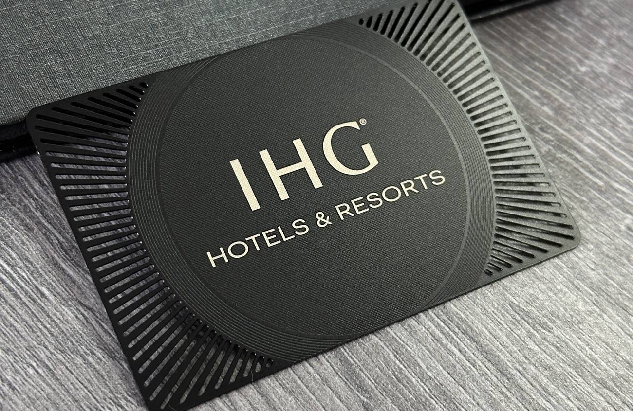 Melna IHG metāla karte ar gravētu ģeometrisku rakstu