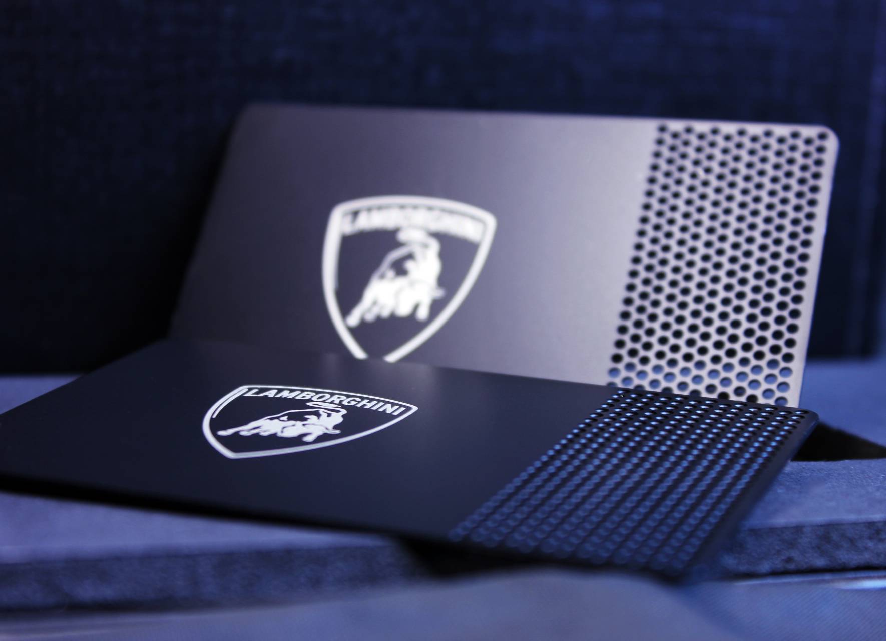 Divas Lamborghini metāla vizītkartes ar logotipu un perforāciju